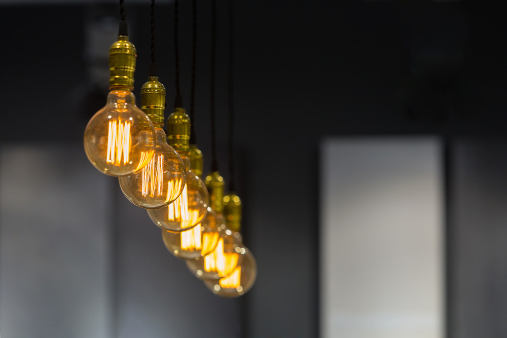 a group of light bulbs hanging from a ceiling.